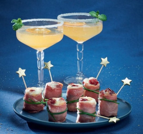 Cocktail au champagne et bouchées de jambon cru