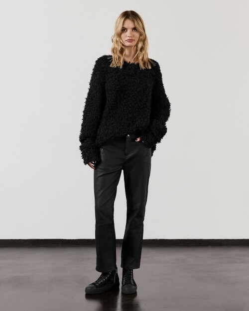 mikuta-black-sherpa-cropped-knitted-sweater-straight-leather-pants-black-platform-sneakers-model-lara-1.jpg